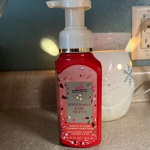 Bath & Body Works Peppermint Bark Truffle Foaming Hand Soap - Red